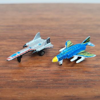 Lot de 2 avions de chasse micro machine