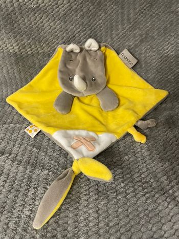 Doudou plat losange Rhinocéros Buddiezzz gris jaune blanc Nattou
