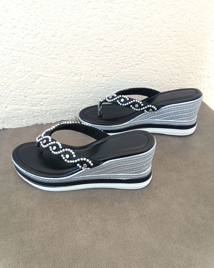 Sandales / Tongs à talon compensé et plateforme, neuves - photo numéro 2