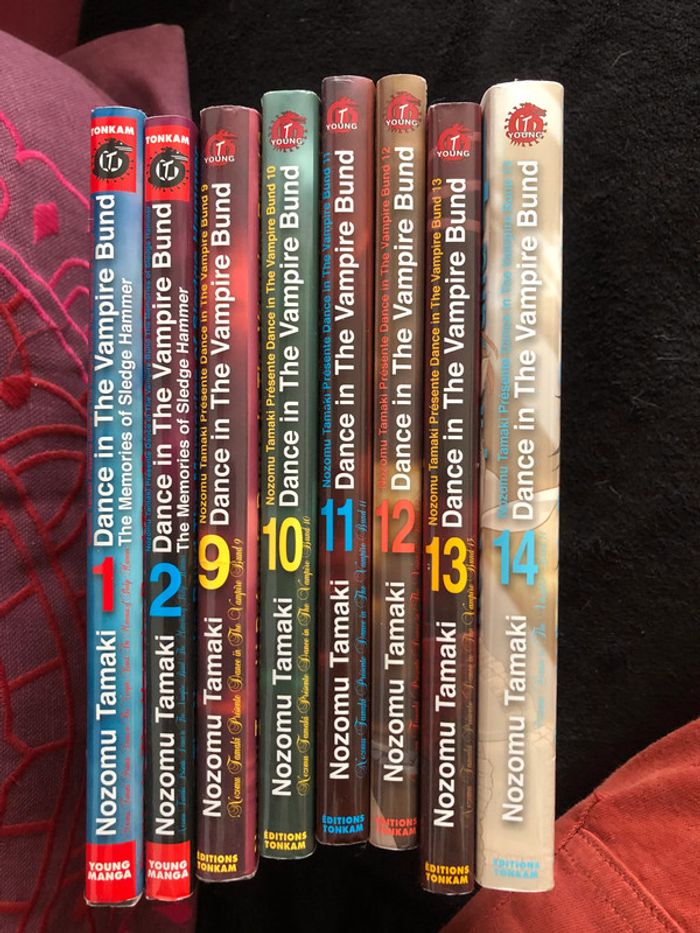 Lot 8 tomes manga "Dance in the vampire bund"
