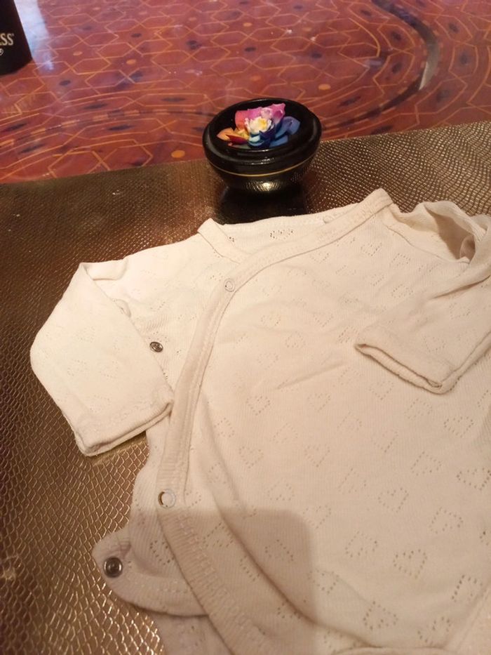 Joli body blanc à cœur 1 mois - photo numéro 2