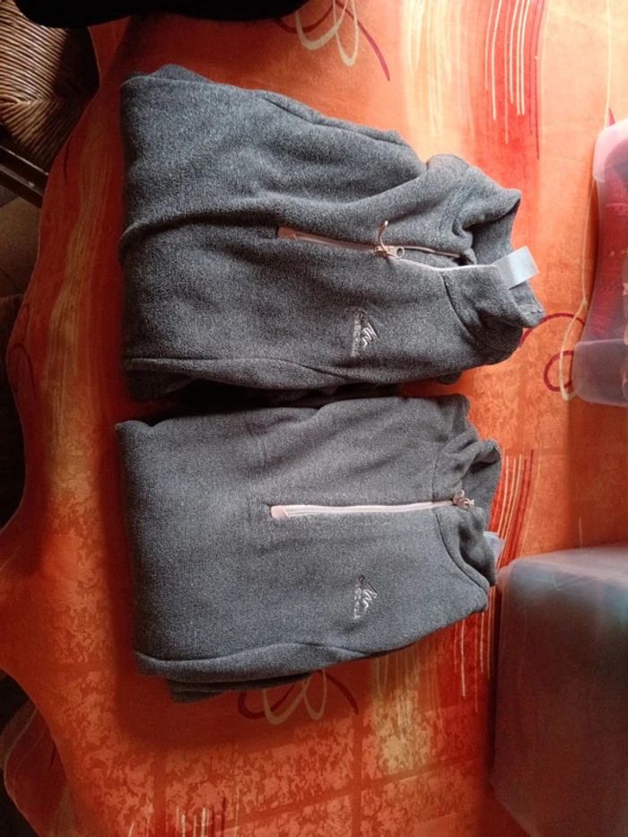 Lot de deux sweats polaires Decathlon taille xs - photo numéro 2