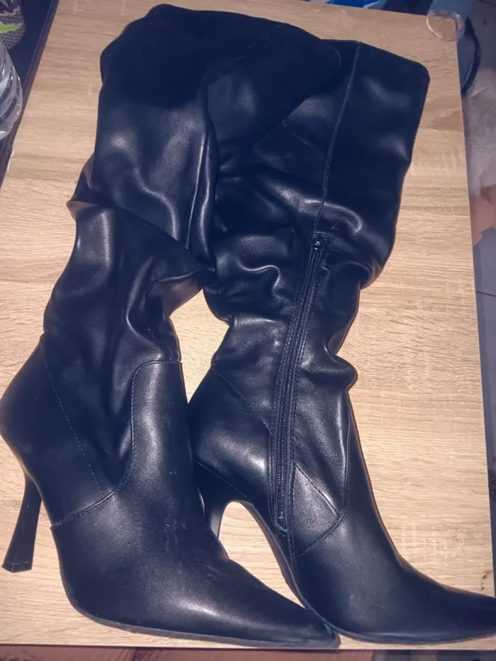 Bottes hautes noires taille 39 à talons aiguilles élégantes