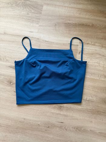 Haut bleu dos nu 