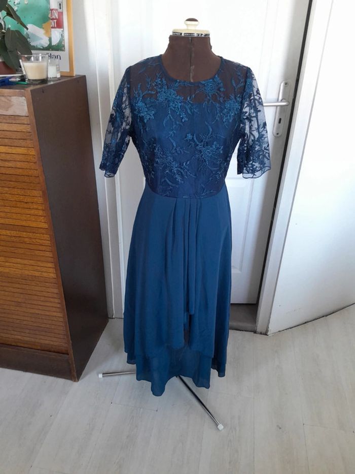 Jolie robe de cérémonie été mi mollet dentelles et drapée taille