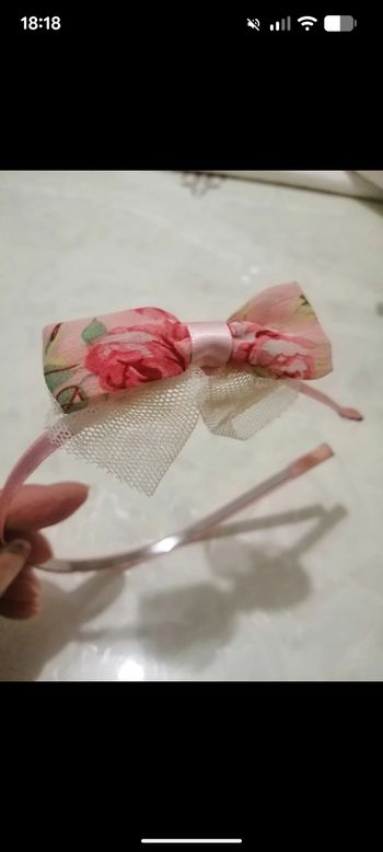 Beau serre-tête nœud papillon rose.