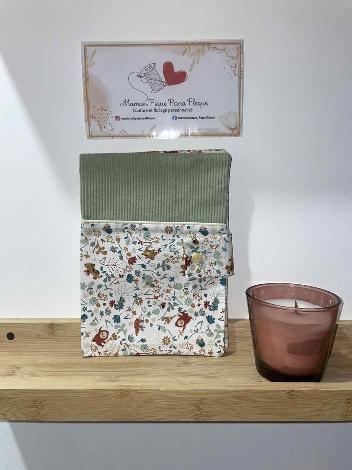 Protège carnet de santé fait main en velours vert et tissu à motifs animaux