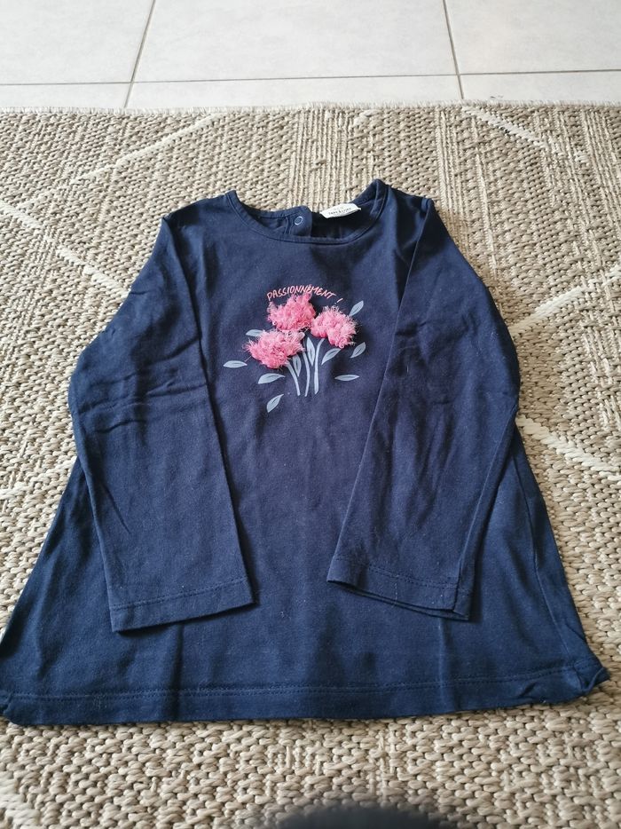 Tee-shirt bleu détails fleurs