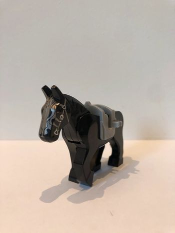 Figurine type lego cheval noir. le seigneur des anneaux/Hobbit