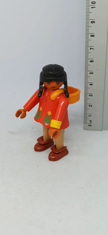 Femme indienne haut rouge avec porte bébé orange playmobil