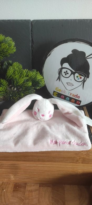 Kimbaloo Mon Premier Doudou Lapin Rose Blanc sourire cils carré