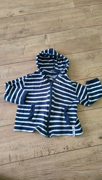 Gilet 3 ans rayé marine et blanc.