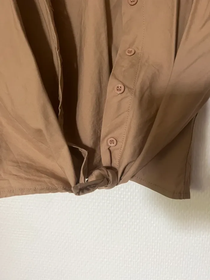 Chemise courte camel avec noeud - photo numéro 4
