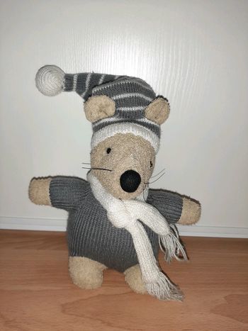Peluche souris avec bonnet et écharpe