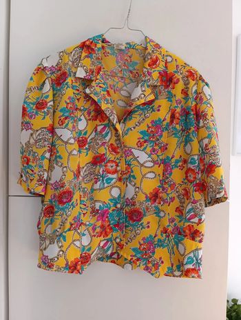 Chemise vintage Made in France 
Fond jaune,
Fleurs multicolores.