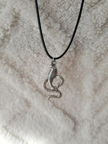 Collier avec un pendentif en forme de serpent