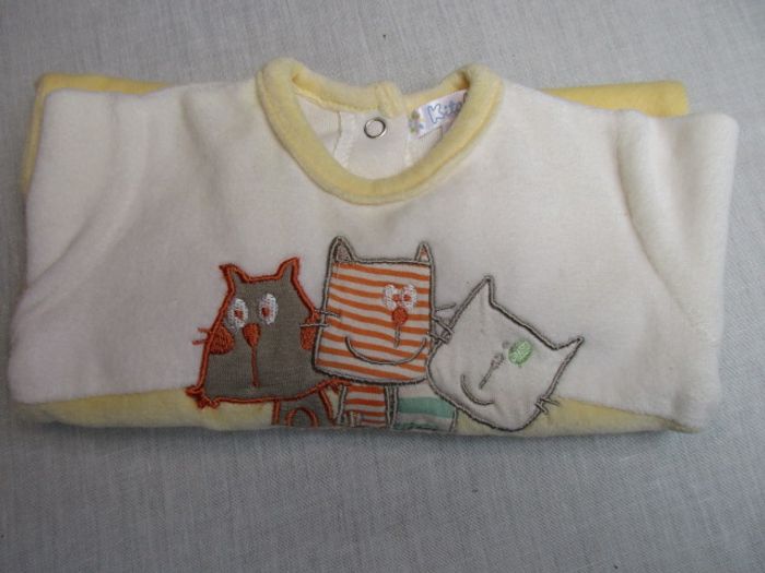 Pyjama jaune, 1 mois