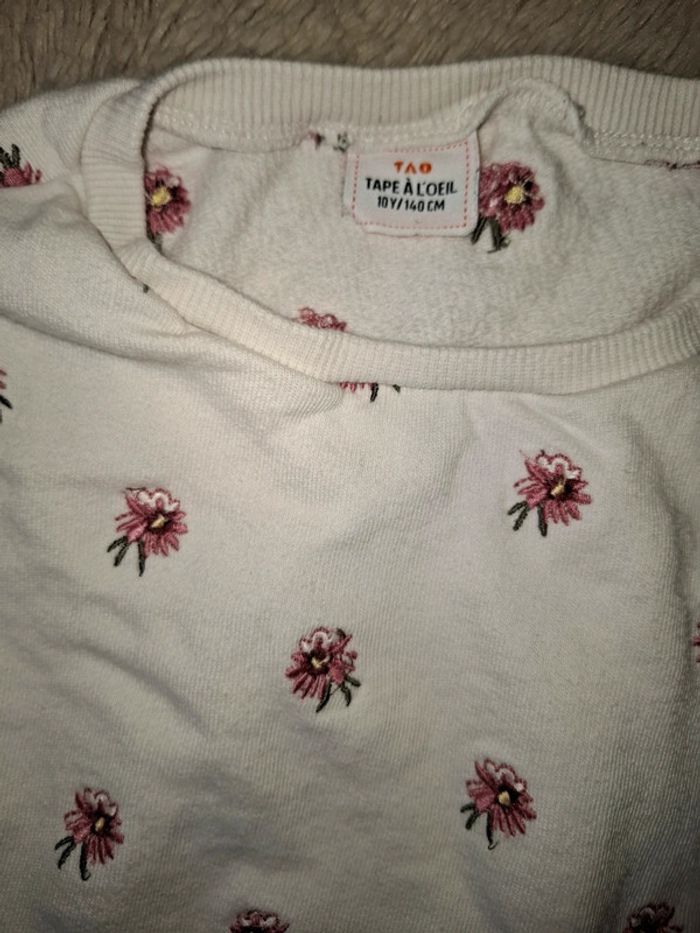 Pull blanc avec des fleurs rose 10 ans tao - photo numéro 9