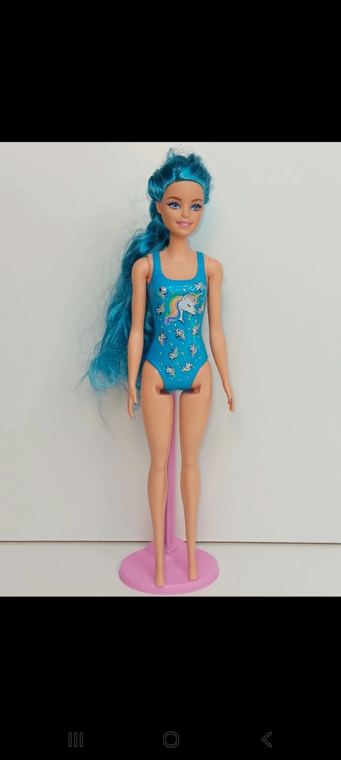 Poupée mattel barbie Color Reveal série 7 cheveux bleu hcc72
Poupée et ensemble compris