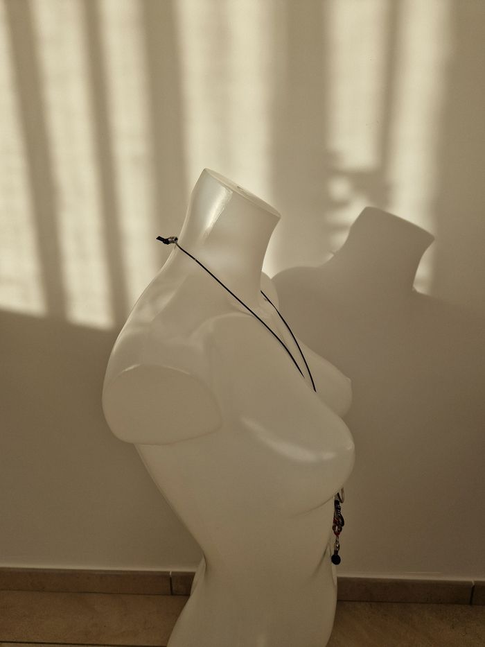 Collier long avec diverses décorations - photo numéro 7