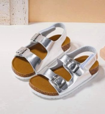 Sandales neuves dans leur boîte