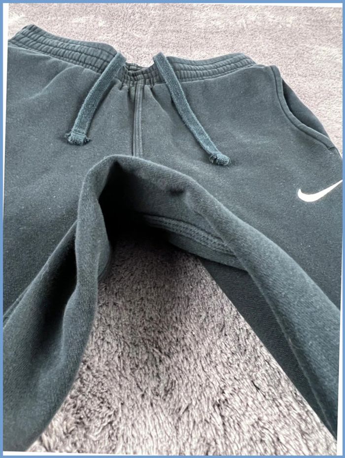 Jogging Nike Solo Swoosh Noir avec logo brodé Taille XS - photo numéro 11