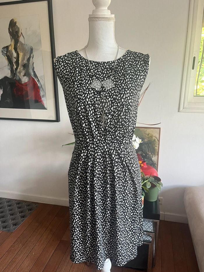 Robe chic fluide sans manches imprimée motifs