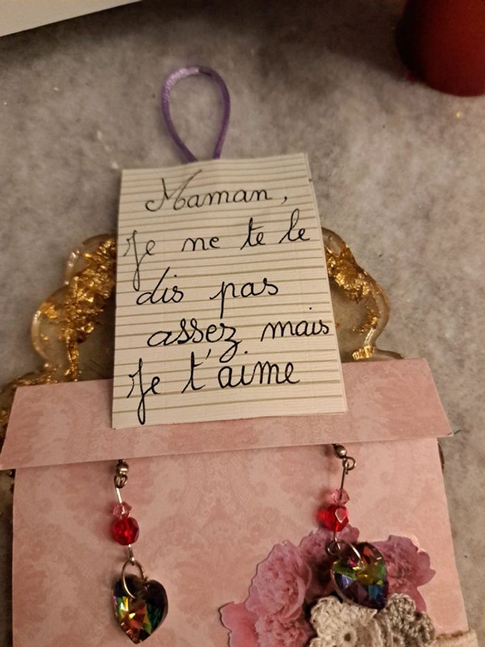 Boucles d'oreilles pendante cœur multicolore en verre - photo numéro 8