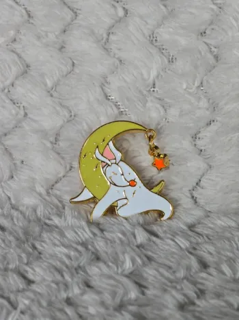 Pin’s chien blanc qui dort sur la Lune