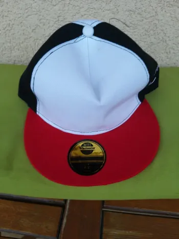 Casquette blanche et rouge