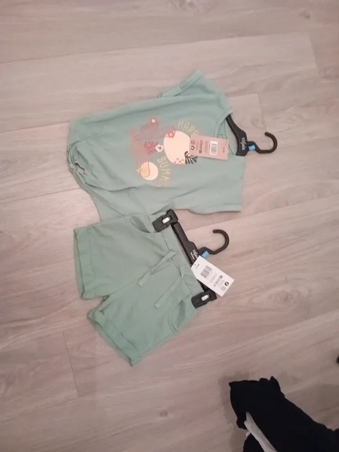 Short et tee shirt neuf 6 ans