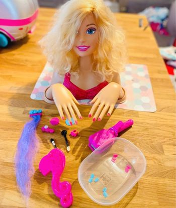 Tête à coiffer barbie et manucure