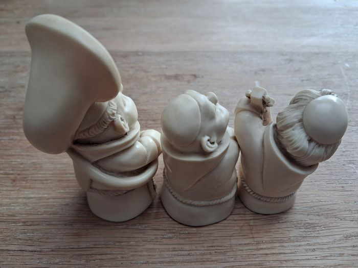 Bustes en albâtre, moines et instruments de musique - photo numéro 2