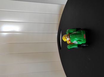 Petit tracteur multicolore + personnage – très bon état