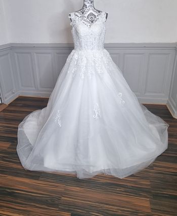 robe de mariee princesse buste dentelle décolleté V
Taille 40