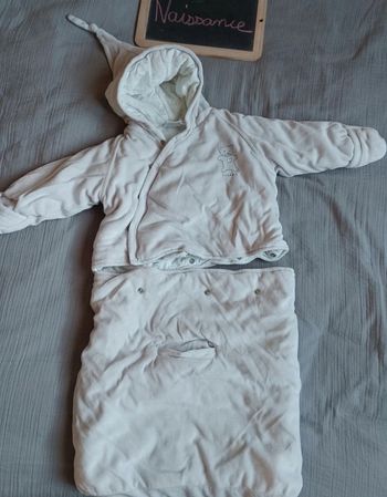 Nid d ange combinaison toute douce 0-3 mois en très bon état. Avec trou pour Cosi 😊