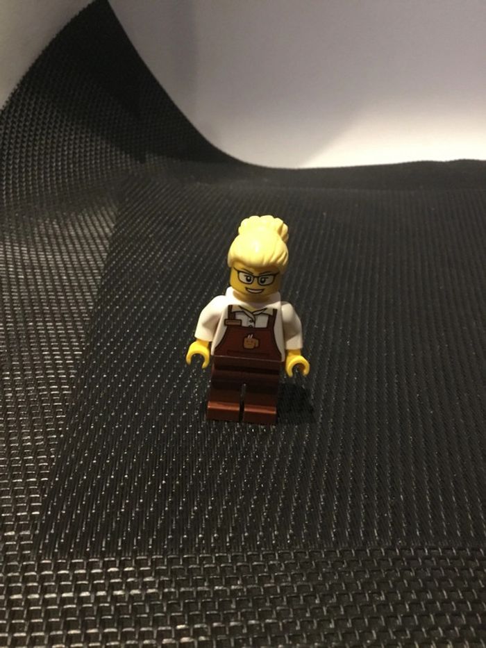 Lego mini figurine trn249 serveuse wagon restaurant du train 60197 minifigure officiel