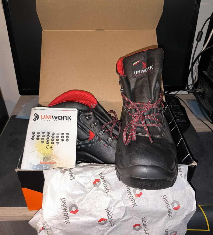 Chaussures de Sécurité - Uniwork - Taille 43 - Neuf - Noir/Rouge