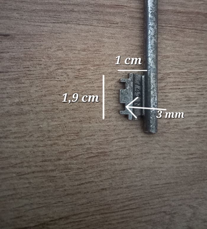 Clé ancienne en métal 9,1 cm " 427 ND / 741 N " - photo numéro 8