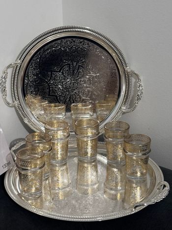 Plateaux et verres à thé 