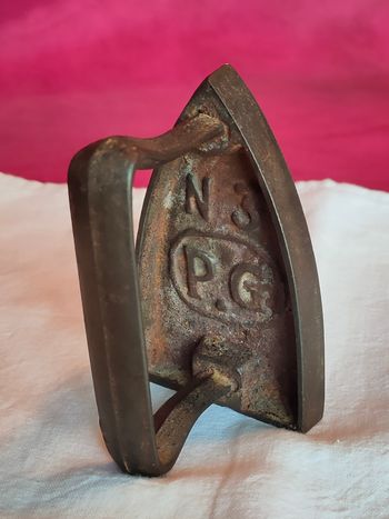 Ancien petit fer en fonte (n°58)