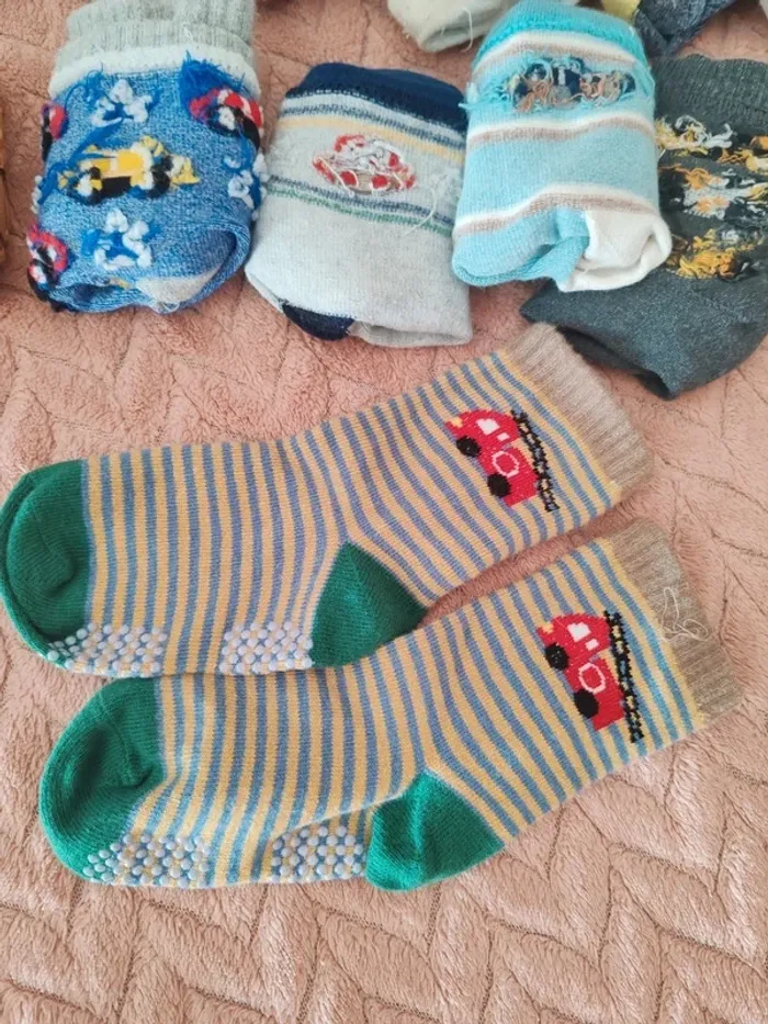 Lot chaussettes de marche intérieures valeur 22€ + chaussettes classique 4-6 ans lot impeccable - photo numéro 2