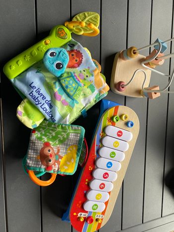 Lot de jouets bebe