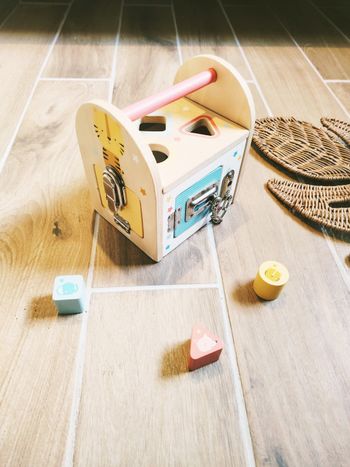 🏠Maison 2 en 1 en bois multi activités boîte à formes et verrous marque Vertbaudet