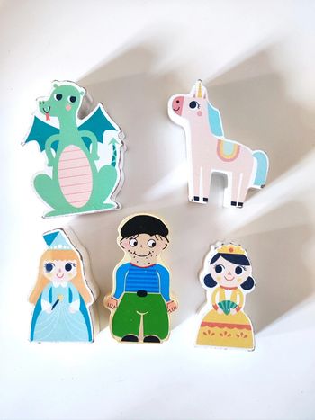 Lot 5 jouets figurines bois thème fantastique