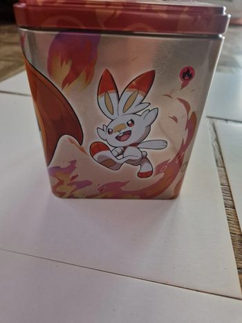 Lot de cartes Pokémon avec boîte métal flambino