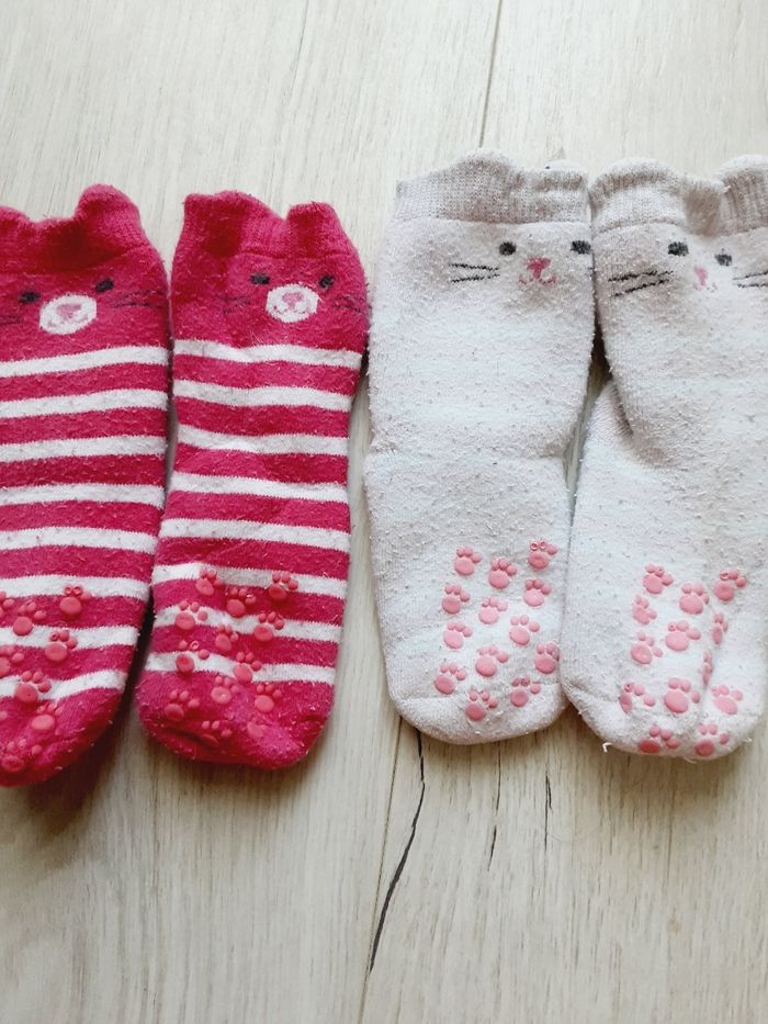 Lot 2 paires de chaussettes chaussons filles anti dérapantes chat pointure 21 - 22 - photo numéro 2