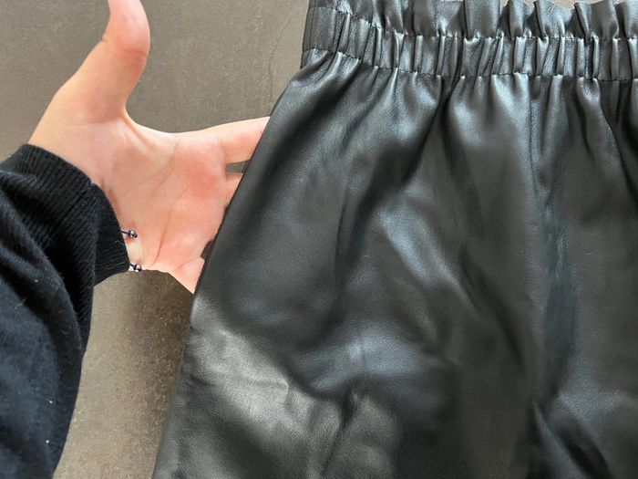 Jupe noire simili cuir - photo numéro 2