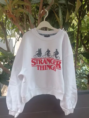 Pull blanc stranger things taille S