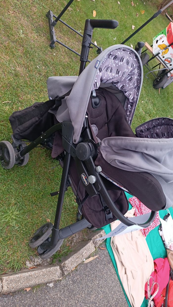 Pousette trio Chicco ( pousette, nacelle, cosy, sac a langer )